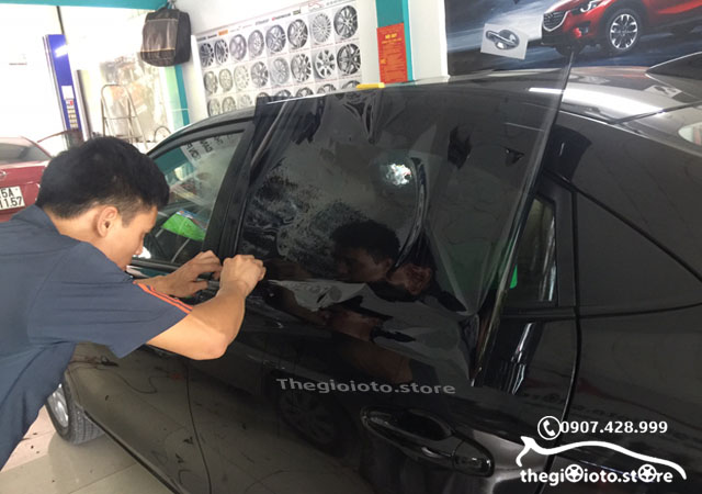Dán phim cách nhiệt tại salon Thế giới Ô tô