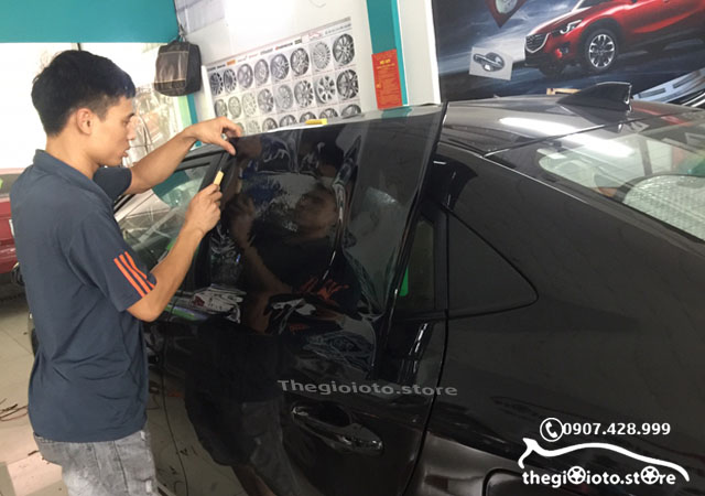 Thợ đang dán phim cách nhiệt cho xe VIOS