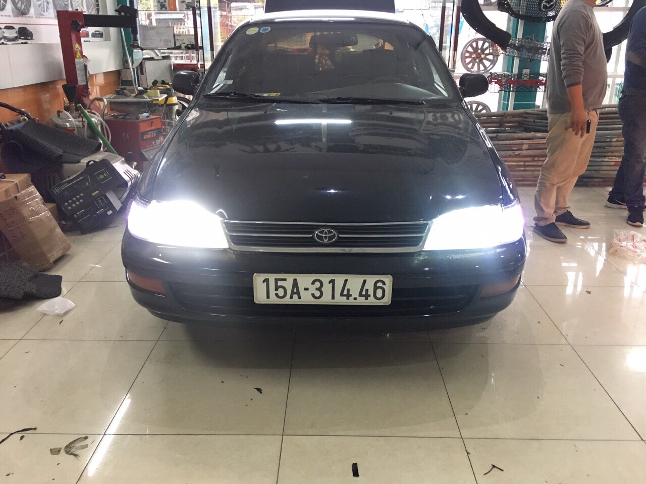 Độ đèn xenon tại salon Thế giới Ô tô