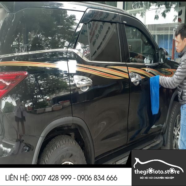 Dán tem xe Fortuner