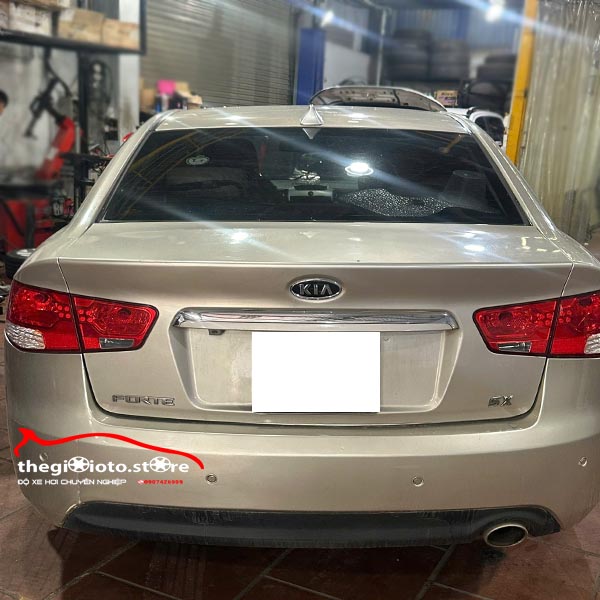 Thay lốp cho xe KIA tại Thế Giới Ô Tô