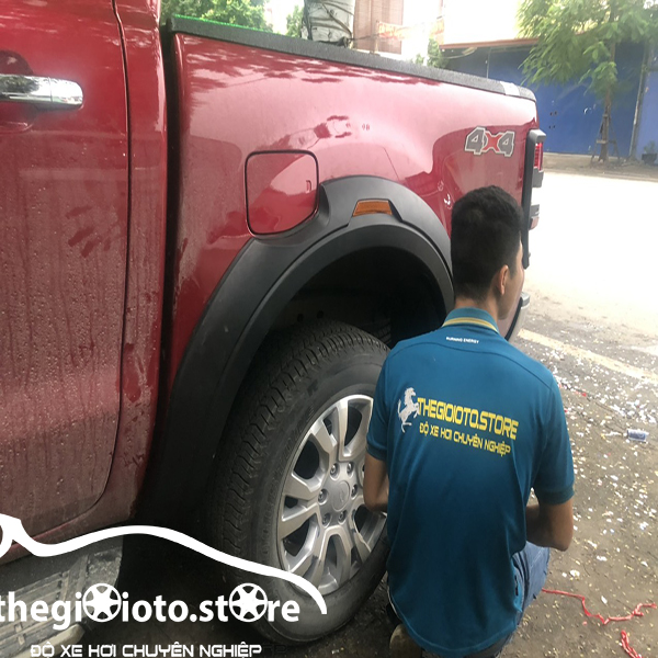 Lắp đặt ốp cua lốp cho xe Ranger cực chất.