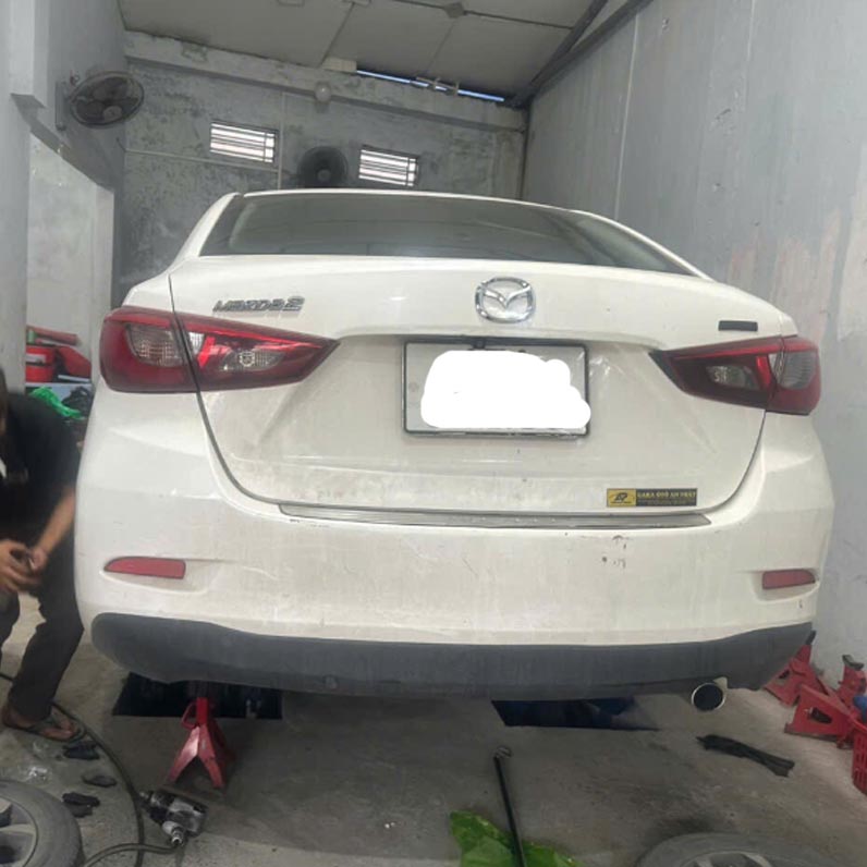 Thay giảm sóc sau xe Mazda2