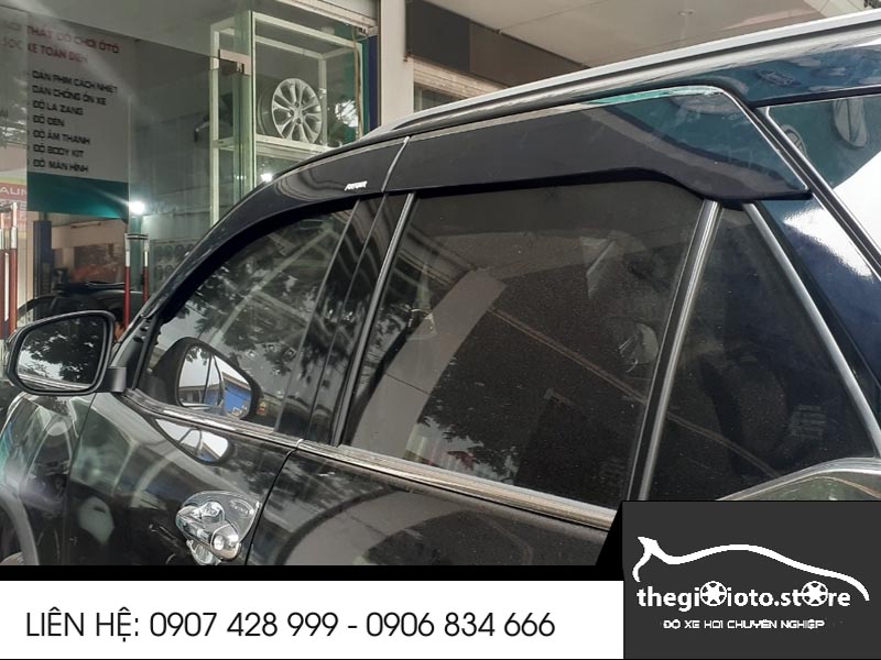 Lắp vè che mưa xe Fortuner