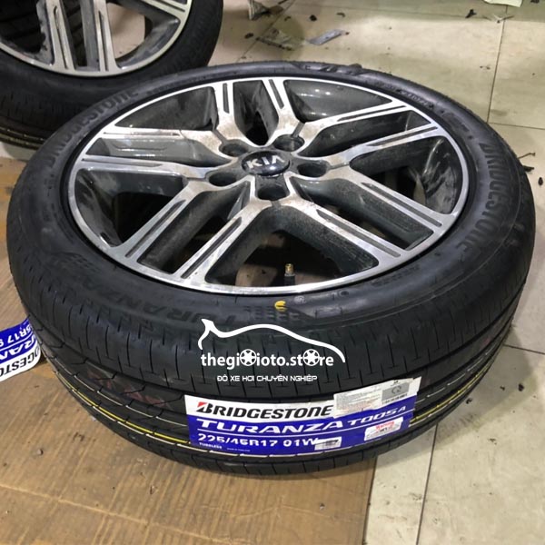 Thay lốp Bridgestone thái Lan 225/45/r17 cho xe KIA Cerato